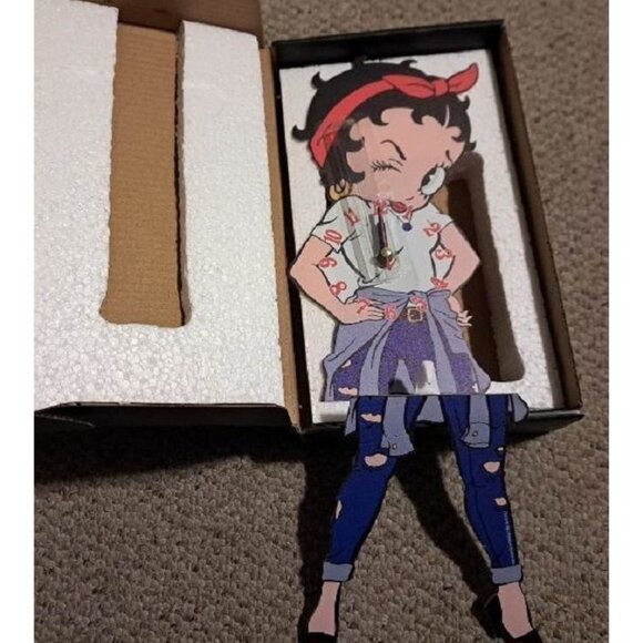 New Sassy Betty Boop Swinging Legs Wall Clock NIB Home Wall Decor Wink Photo Pic - Picture 3 of 3
